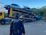 L’Ajuntament inicia la neteja de l’aparcament del Sorrall amb la retirada de vehicles abandonats