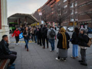 Cues a l’estació de Fabra i Puig d’usuaris que es passen de Rodalies a l’autobús: “Em porta menys maldecaps”