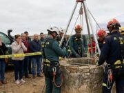 Una jove cau en un pou en obres a Santa Susanna