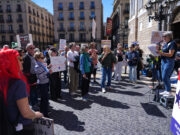 Més de 200 persones es concentren a Barcelona per denunciar les polítiques “cada cop més autoritàries” de Trump