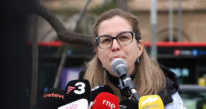 Metges en vaga apropen als ciutadans els motius de protesta: “Els esforços que fem treuen hores de vida”