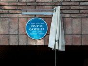 Barcelona homenatge Josep Maria Castellet amb una placa a l’edifici on va viure l’editor