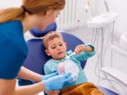 Xumet, bruxisme i recanvi dental, el que els pares han de saber sobre la salut bucodental infantil