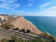Troben un home mort surant a la platja de Calella
