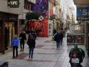 Caos en un bar de Calella: cadires, cops i dos ferits