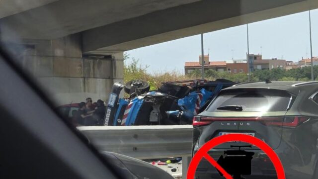 Imatge del camió porta cotxes bolcat a l'altura del Mataró Park (Anti-radar Catalunya)