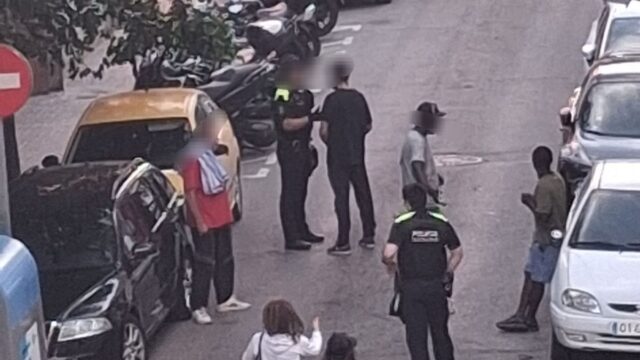 Imatge del moment de l'actuació dels policies a l'incident (Maite Poley, via xarxes socials)