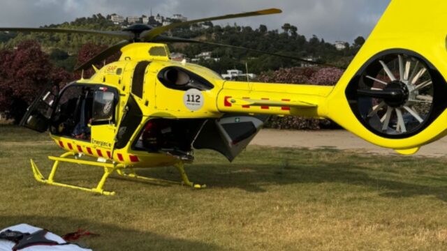 Imatge de l'helicòpter medicalitzat que va traslladar a la víctima (Policia Local de Santa Susanna)