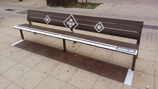 Imatge del canvi a part del paviment i del banc que va pintar el veí denunciat (Ajuntament de Mataró)