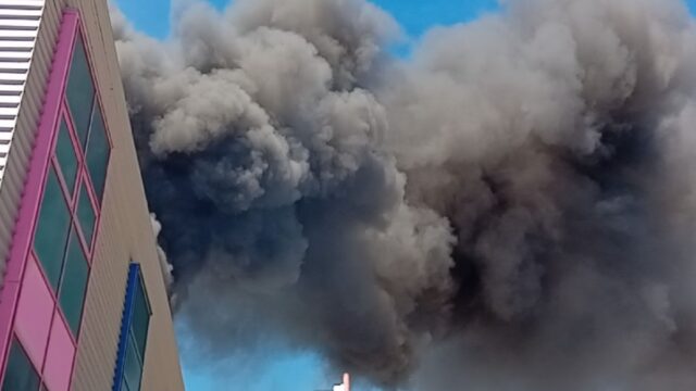 Imatge de l'incendi a una empresa de roba a Mataró (Bombers)