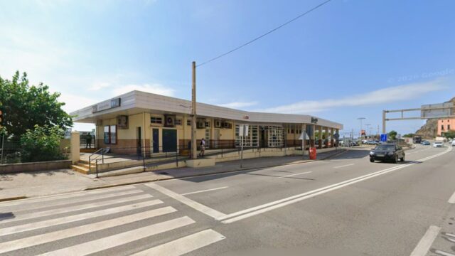 Imatges de l'estació de Renfe on es va produir l'apunyalament (Arenys de Mar)
