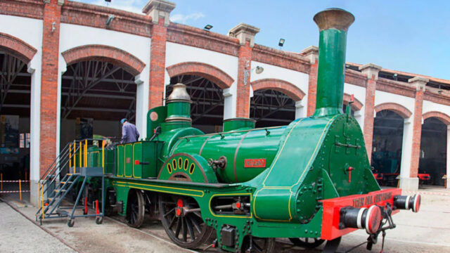 Imatge de la rèplica històrica de la locomotora _Mataró_, el primer tren de la península Ibèrica (Museu del Ferrocarril de Catalunya)