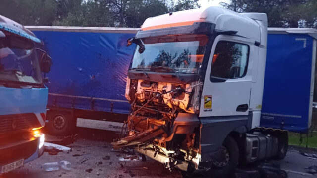 Imatge del camió accidentat a Sant Celoni (Anti-Radars Garrotxa)